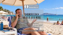 Ferie - malattia in ferie - diritto alle ferie del dipendente - Diritto del Lavoro - Studio Legale Daneluzzi - uomo sotto l'ombrellone al telfeono
