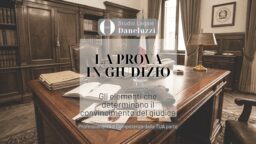 La prova ed i mezzi di prova - cosa è e gli elementi che determinano il convincimento del giudice - tavolo del magistrato in tribunale Studio Legale Daneluzzi